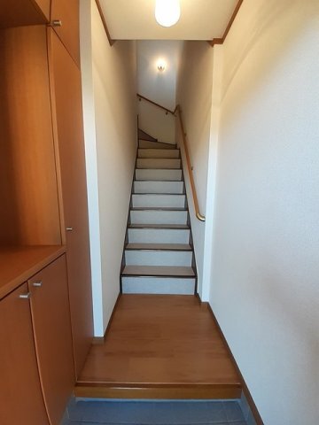 拡大写真:ボナール・ラシーヌ 2階202の明るい玄関です