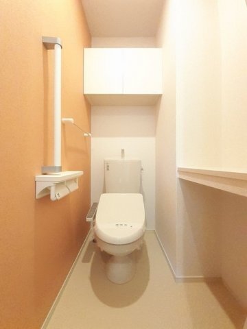 拡大写真：グランデ　フィオーレ　木園　Ｂ 1階102の落ち着いたトイレです
