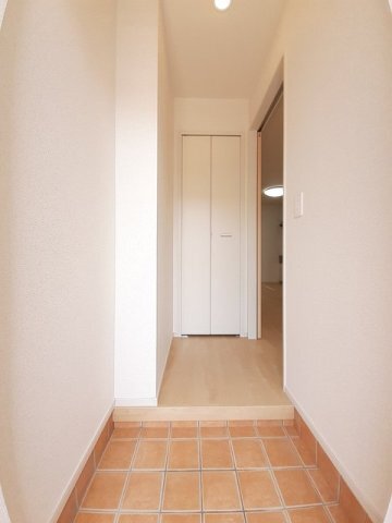 拡大写真：グランデ　フィオーレ　木園　Ｂ 1階102のきれいな玄関です