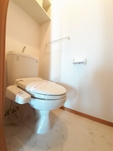 拡大写真:メゾン・ド・エアリーA 1階102の清潔感のあるトイレです