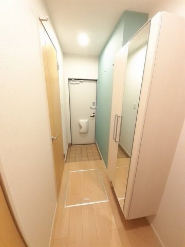 拡大写真：サンヒルズ　Ａ 1階103の収納もある玄関です