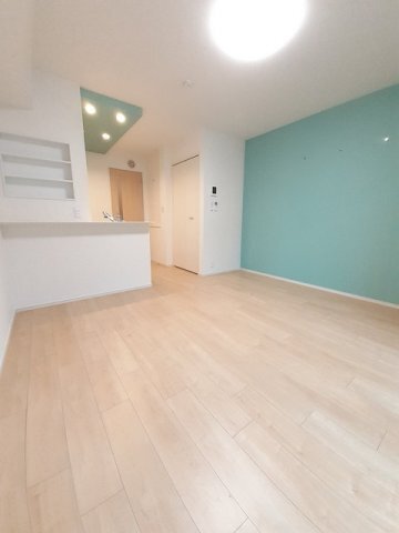 拡大写真：サンヒルズ　Ａ 1階103の明るい室内です