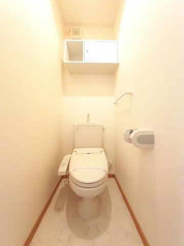 拡大写真:アドックヒルズ・モエA 1階101のシンプルで使いやすいトイレです