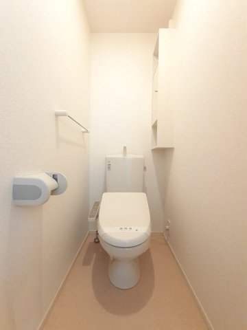拡大写真:フォール リアン 2階203の落ち着いた色調のトイレです