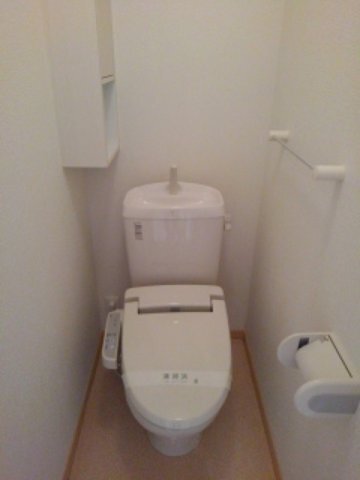 拡大写真:プティ ネージュ 1階103のゆったりとした空間のトイレです