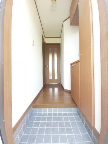 拡大写真:ニューアルカンシエル 1階102のゆったりとした玄関です