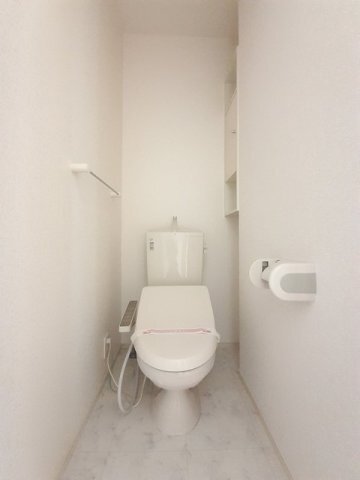 拡大写真:グラン オリエント 1階101のゆったりとした空間のトイレです