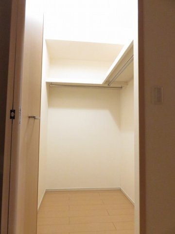 拡大写真:キャッスルビーチ B 2階201のたっぷりとした収納スペースです