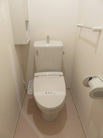 拡大写真:キャッスルビーチ B 2階201のシンプルで使いやすいトイレです