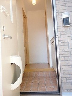 拡大写真:トロワリューヌ 1階101のシンプルで使いやすい玄関です