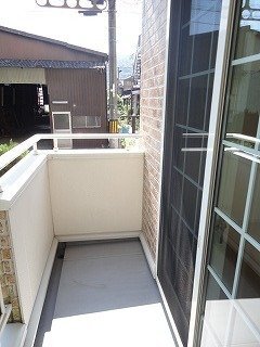 拡大写真:トロワリューヌ 1階101の広々としたバルコニーです