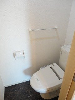拡大写真:トロワリューヌ 1階101の落ち着いた色調のトイレです