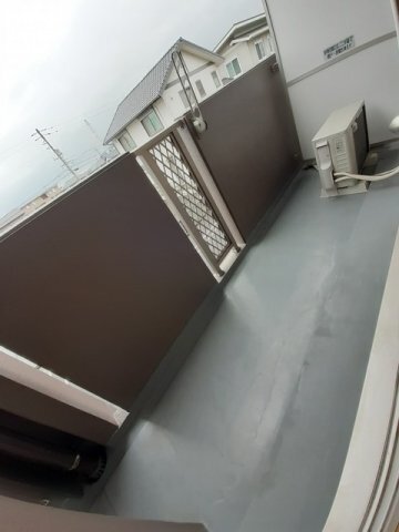 拡大写真:サンリット・スクエア 2階206の広々としたバルコニーです