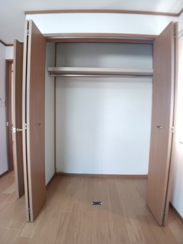 拡大写真:K’sスクエアー B 2階205の小物を収納するのに便利です