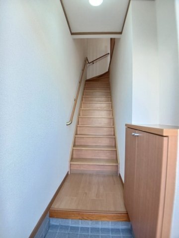 拡大写真:K’sスクエアー B 2階205のきれいな玄関です