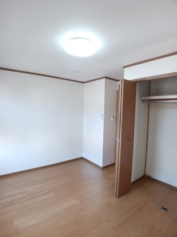 拡大写真:K’sスクエアー B 2階205の明るい色調の室内です