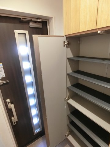 拡大写真:エトワールIZUMI 1階203の玄関