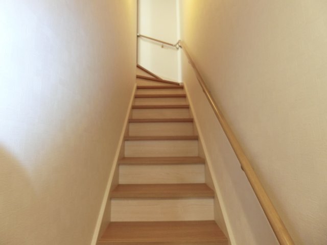 拡大写真:エトワールIZUMI 1階203の階段