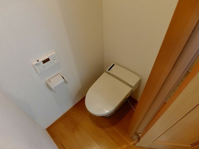 拡大写真:フリーデ373鳴尾 2階202のトイレ