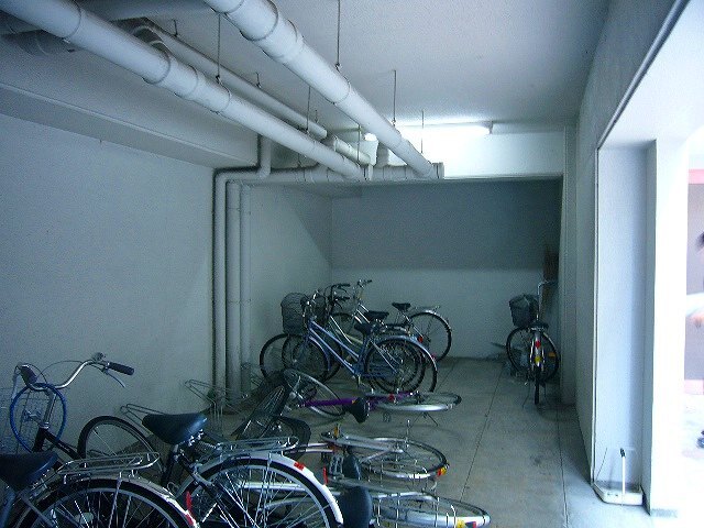 拡大写真:西宮市南甲子園2丁目 2階215の駐輪場