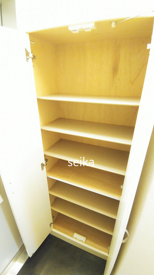 拡大写真:稲荷山ヒルズ 1階107の玄関