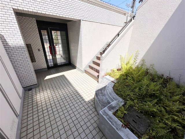 拡大写真:メゾン・ド・甲子園二番町 1階101のエントランス