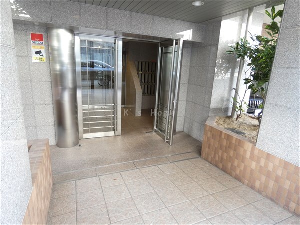 拡大写真:ウォームスヴィル中山手 10階1002のエントランス
