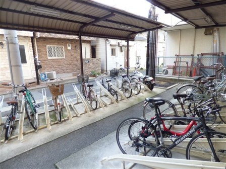 拡大写真：エスポワール三宮ＰａｒｔⅡ 1階101の屋根付き駐輪場あり！