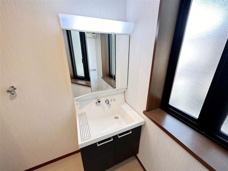 拡大写真:若草町2丁目貸家 1階1の洗面所