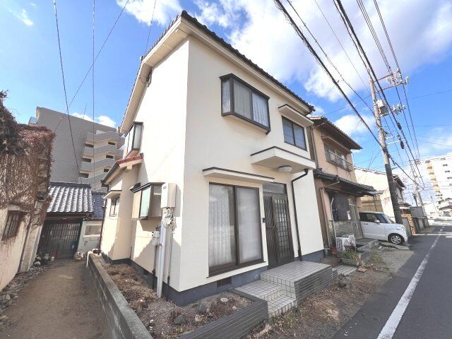 写真：富田貸家２階建ての外観