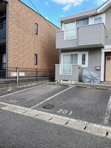 拡大写真:ヴィラ・フォンティーヌ 2階202の駐車場です