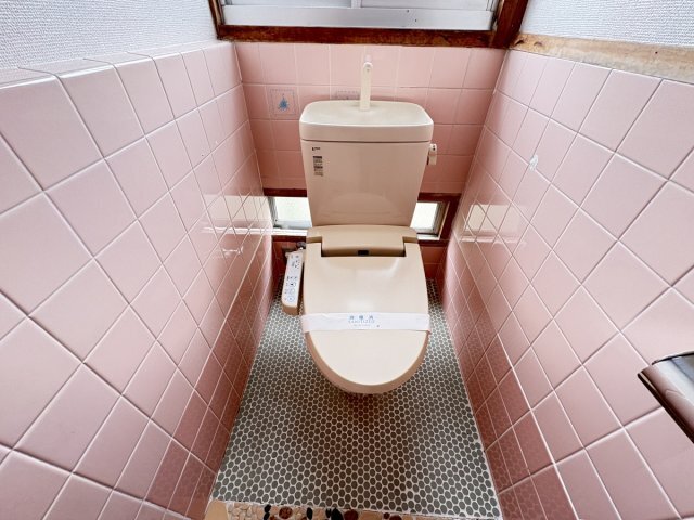 拡大写真:臼井戸建 1階1のトイレ