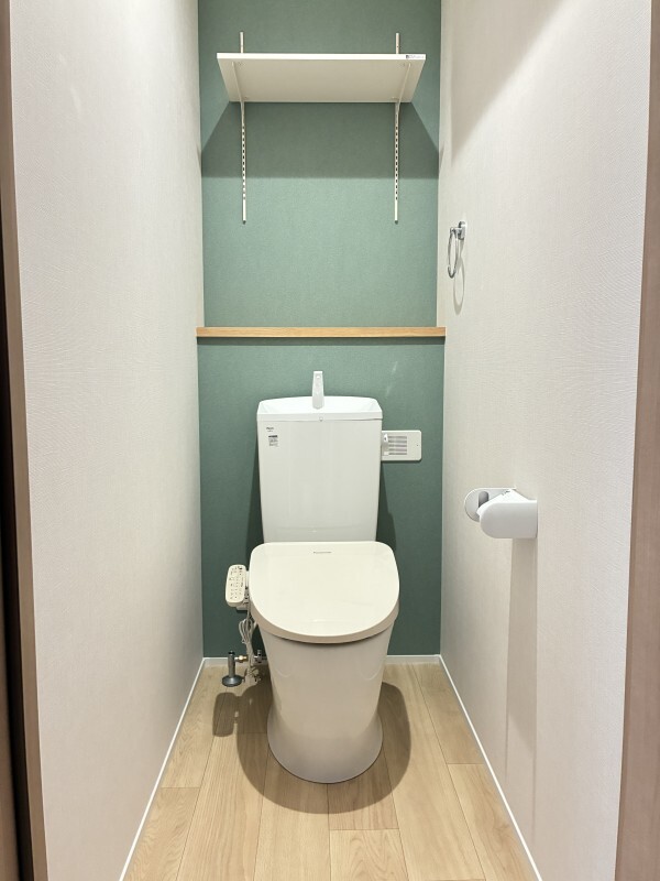 拡大写真:ユアメゾン益野 B 2階201の落ち着いた色調のトイレです