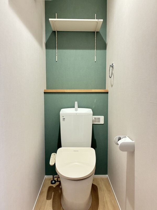 拡大写真:ユアメゾン益野 B 2階205のゆったりとした空間のトイレです