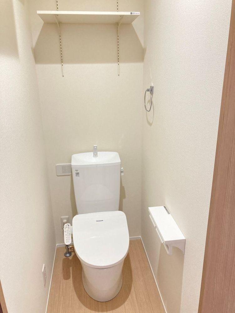 拡大写真:エルメホール 1階102号の落ち着いた色調のトイレです