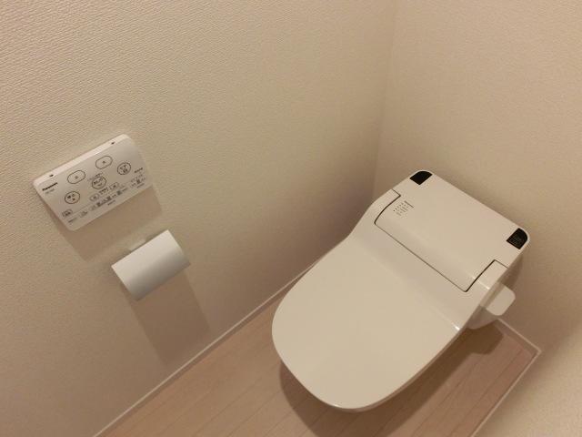 拡大写真:シャブラン 2階202のゆったりとした空間のトイレです