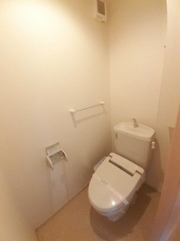 拡大写真:ベル・ソラージュⅠ 2階201のコンパクトで使いやすいトイレです