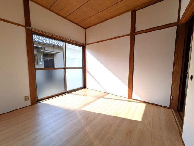 拡大写真:平福2丁目借家 1の落ち着いた色調の洋室です
