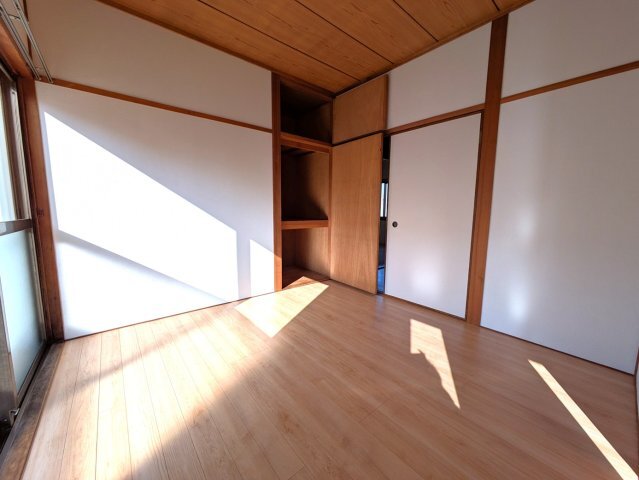 拡大写真:平福2丁目借家 1の明るい洋室です