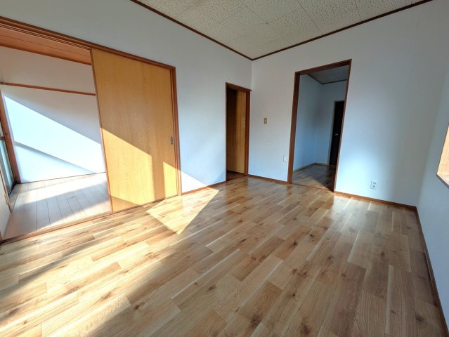 拡大写真:平福2丁目借家 1のおしゃれな居間です
