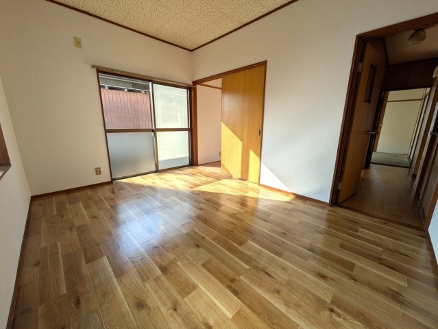 拡大写真:平福2丁目借家 1のこちらのリビングで趣味の時間をお楽しみください