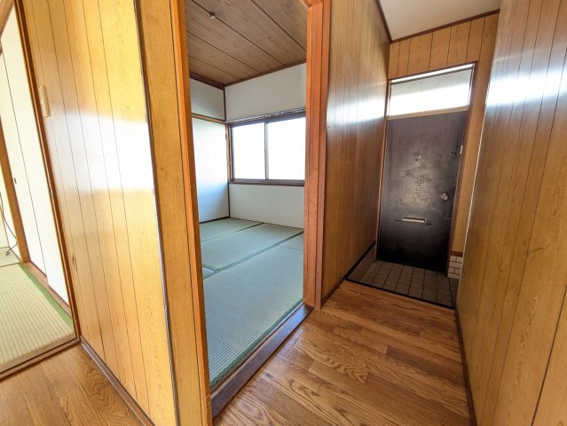 拡大写真:平福2丁目借家 1の明るい玄関です