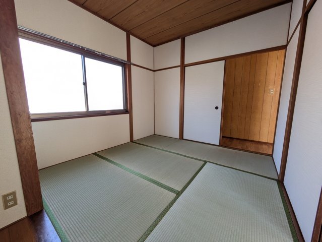 拡大写真:平福2丁目借家 1の畳の上でゆっくりとくつろげる和室です