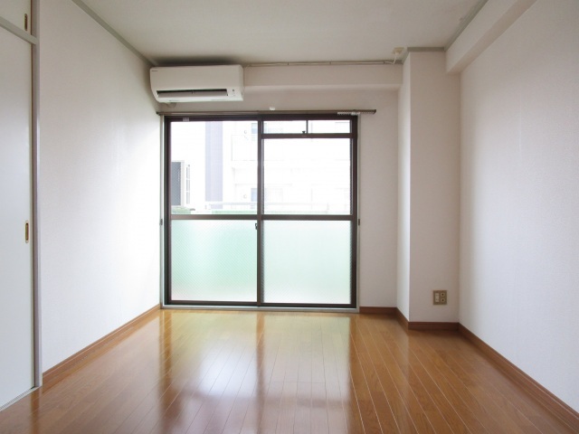 拡大写真：プレアール野田屋町 4階402の居間