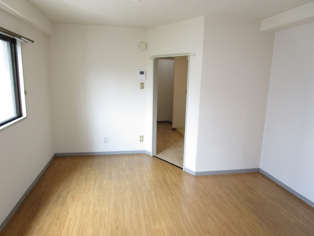 拡大写真：プレアール野田屋町 4階402の居間