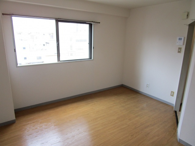 拡大写真：プレアール野田屋町 4階402の居間