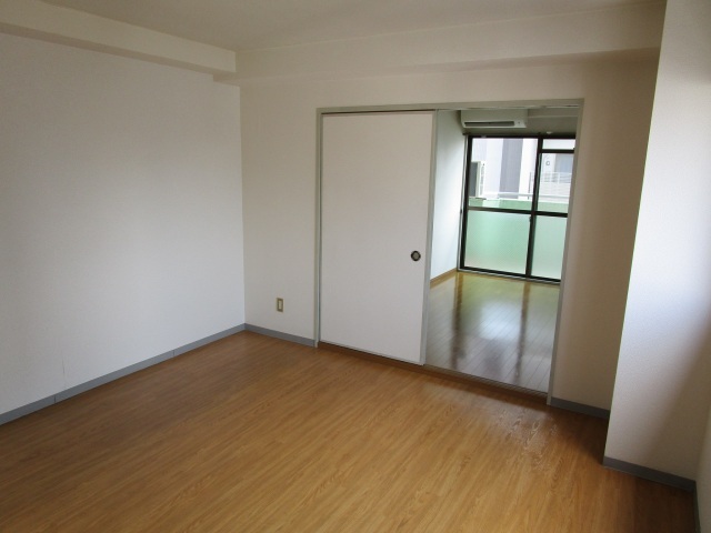 拡大写真：プレアール野田屋町 4階402の居間