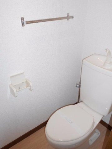 拡大写真:プロスペルA 1階102のシンプルで使いやすいトイレです