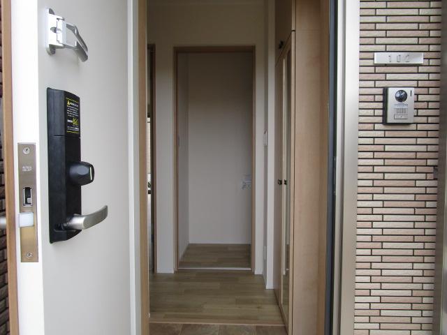 拡大写真:Calm Hills 6番館 1階102の収納もある玄関です
