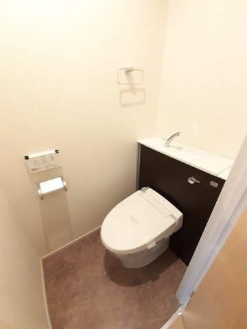 拡大写真:Mode Eight Ⅱ 1階110の清潔感のあるトイレです